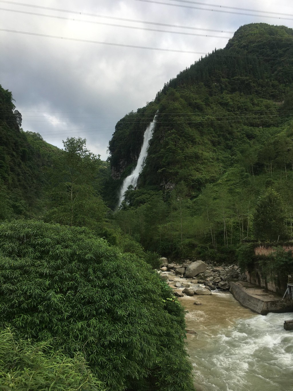 实拍马边深山里的原生态瀑布，水流从山壁倾泻而下，搭配竹林与急流，是本地人私藏的夏日清凉地。