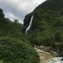 实拍马边深山里的原生态瀑布，水流从山壁倾泻而下，搭配竹林与急流，是本地人私藏的夏日清凉地。