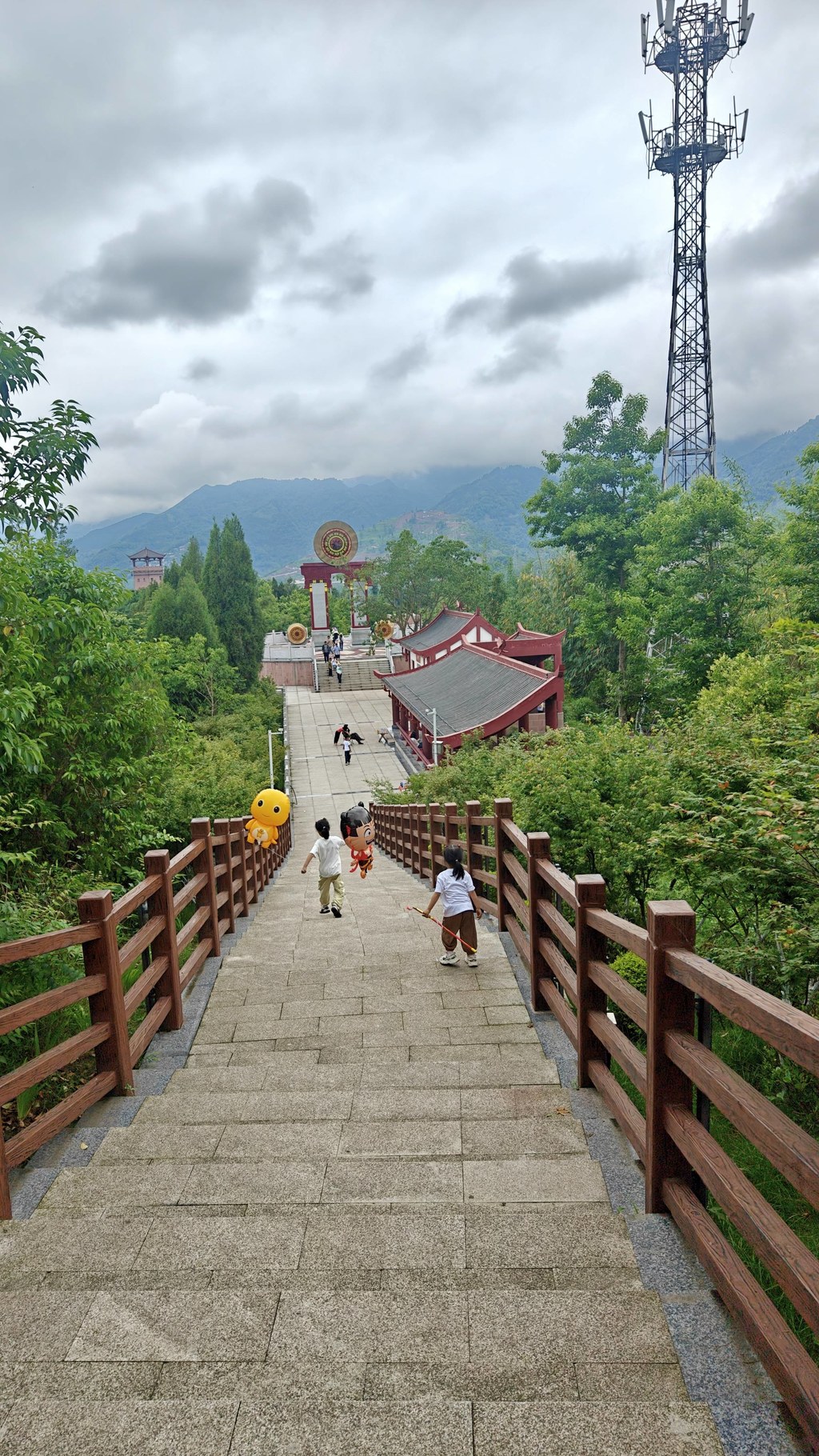 记忆香山门楼前｜炮台山里，独角兽小车载满彝乡周末的甜欢