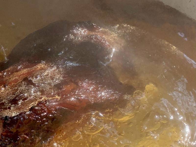 整块腊肉冷水下锅煮.jpeg