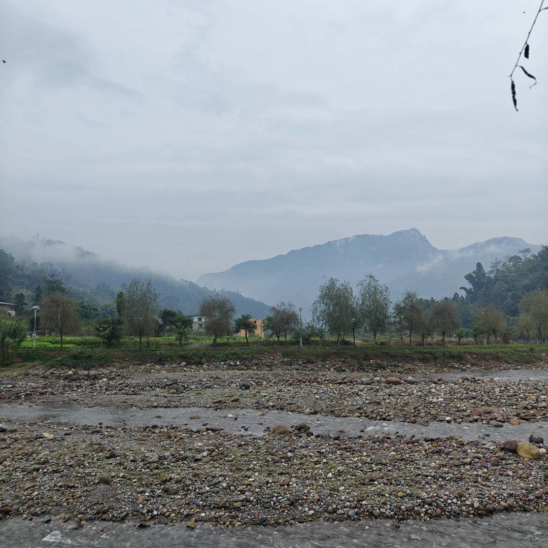 马边溪滩：石滩淌清声，雾锁远山翠