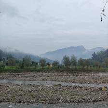 马边溪滩：石滩淌清声，雾锁远山翠