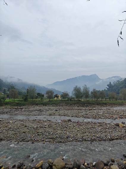 马边溪滩:石滩淌清声,雾锁远山翠