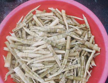 干竹笋和新鲜竹笋区别在哪？老河坝农户说清了口感营养和泡发门道