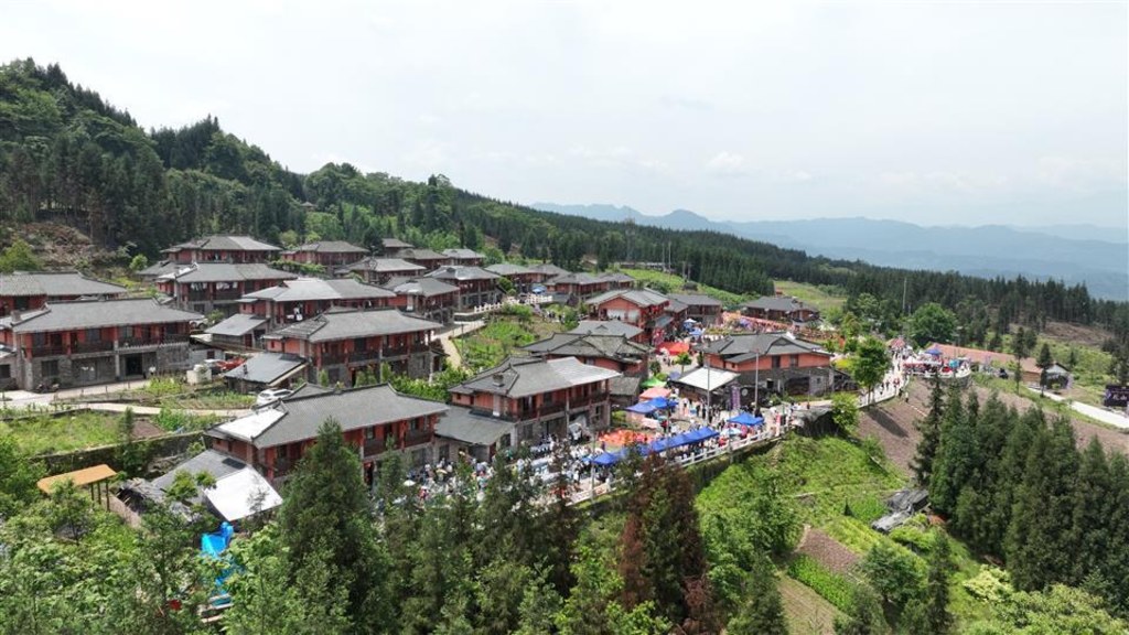 马边玛瑙苗寨图片大全，带你走进云上苗岭。这里山水秀美、云雾缭绕，多元民族文化底蕴深厚，特色民居、传统节庆、非遗技艺与山野美食相得益彰，一览小凉山别样民俗风光。