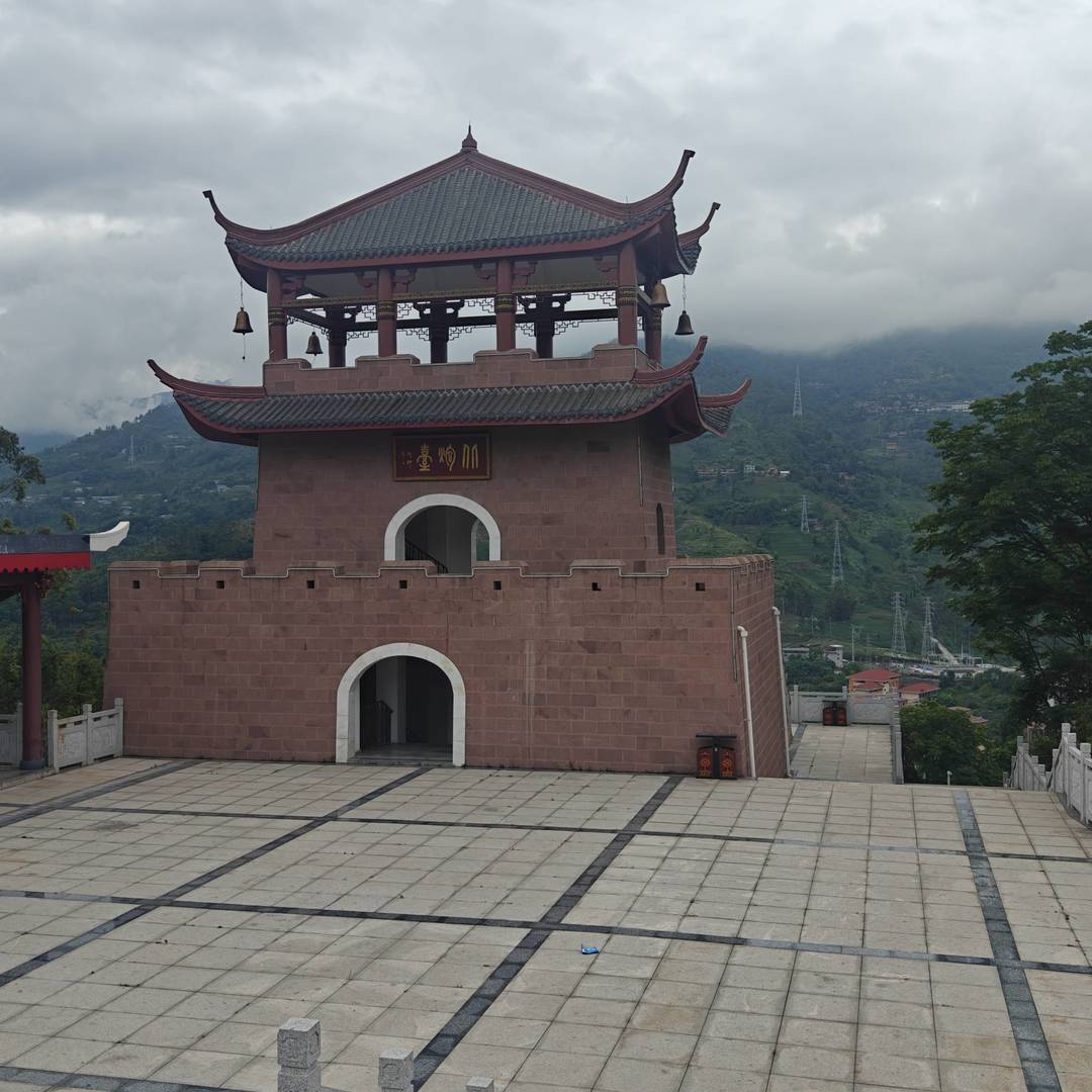 请问下马边炮台山有多高,我想去爬一下，大概要爬多久时间？ class=