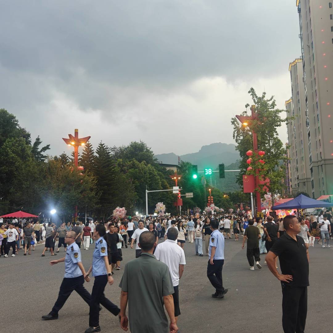今年马边火把节，全城都热闹起来了。主舞台灯火璀璨，广场上人山人海，美食街摊位一家挨着一家，街上到处都是往来的人群。远山做背景，满城灯火，烟火气扑面而来。这是属于小凉山独有的狂欢，本地人相聚，远方的朋友也奔赴而来。来过马边火把节的朋友，来说说现场感受。 class=