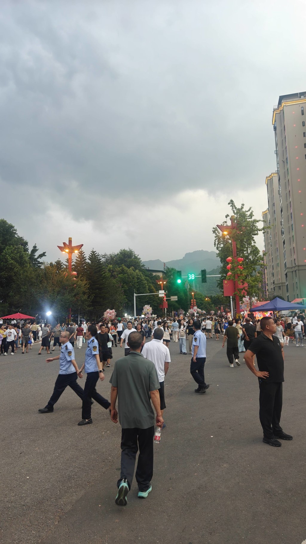 今年马边火把节，全城都热闹起来了。主舞台灯火璀璨，广场上人山人海，美食街摊位一家挨着一家，街上到处都是往来的人群。远山做背景，满城灯火，烟火气扑面而来。这是属于小凉山独有的狂欢，本地人相聚，远方的朋友也奔赴而来。来过马边火把节的朋友，来说说现场感受。