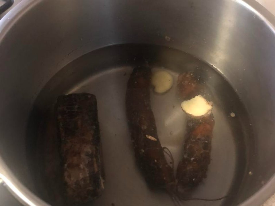 边腊肉焯水实拍.png
