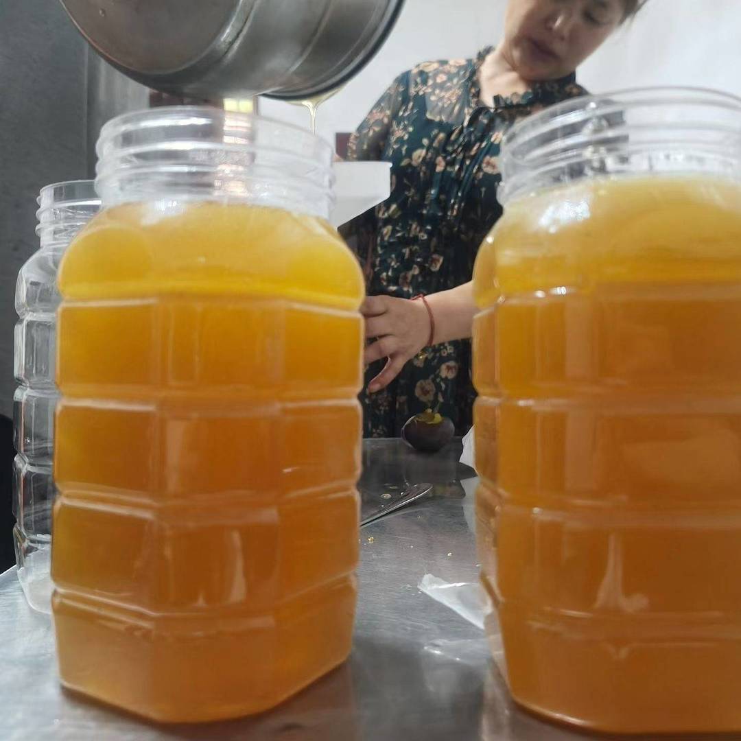 新鲜刚摇出来的土蜂蜜，正在装瓶。金灿灿的，满满的活性小气泡。大山百花酿造，原汁原味。你们平时喝蜂蜜，最喜欢怎么泡水喝？ class=