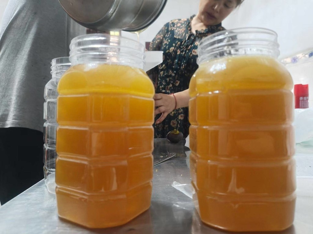 新鲜刚摇出来的土蜂蜜，正在装瓶。金灿灿的，满满的活性小气泡。大山百花酿造，原汁原味。你们平时喝蜂蜜，最喜欢怎么泡水喝？