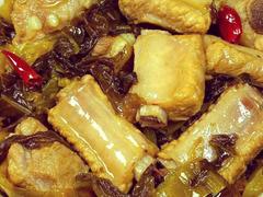 腊肉骨头炖什么更香？家常绝佳搭配+实操炖汤技巧