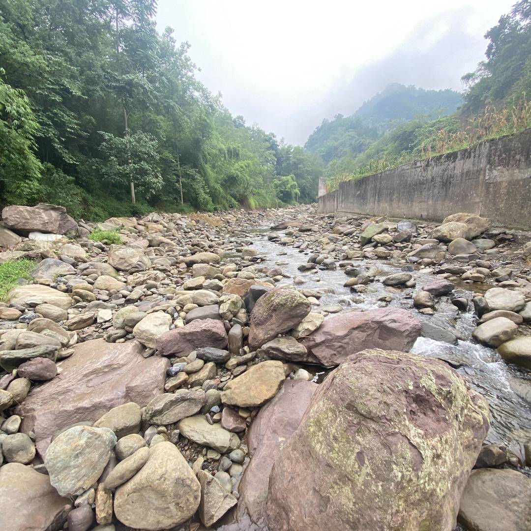 雾笼马边溪谷：清川穿石，山翠裹轻烟
