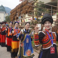 马边彝族民俗文化｜火把节彝族年传统节庆与彝绣银饰民间技艺全记录