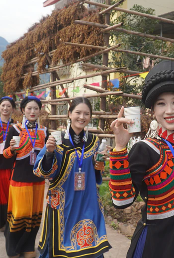 马边彝族民俗文化｜火把节彝族年传统节庆与彝绣银饰民间技艺全记录