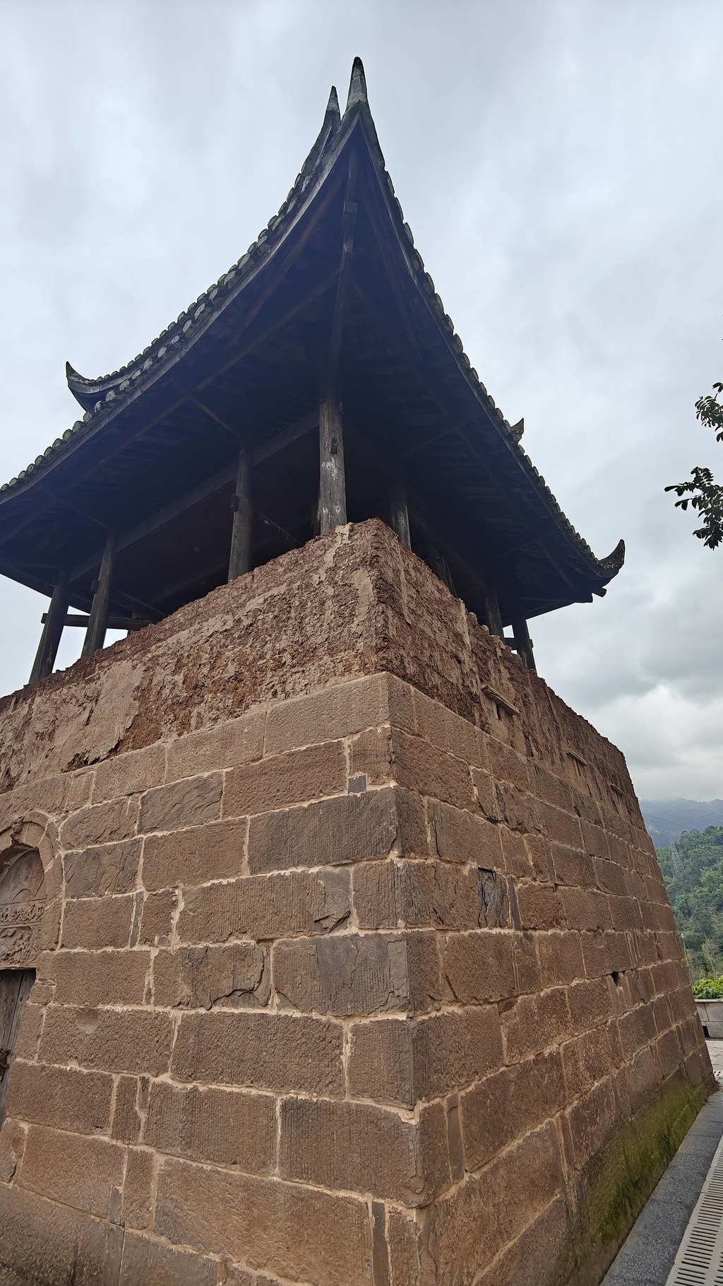 马边文物・靖氛碉：石碉门楣上的古刻与百年沧桑
