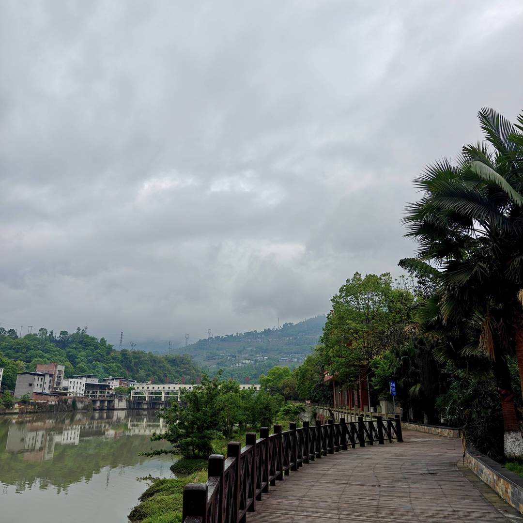 马边熊猫广场：溪畔步道缠山云