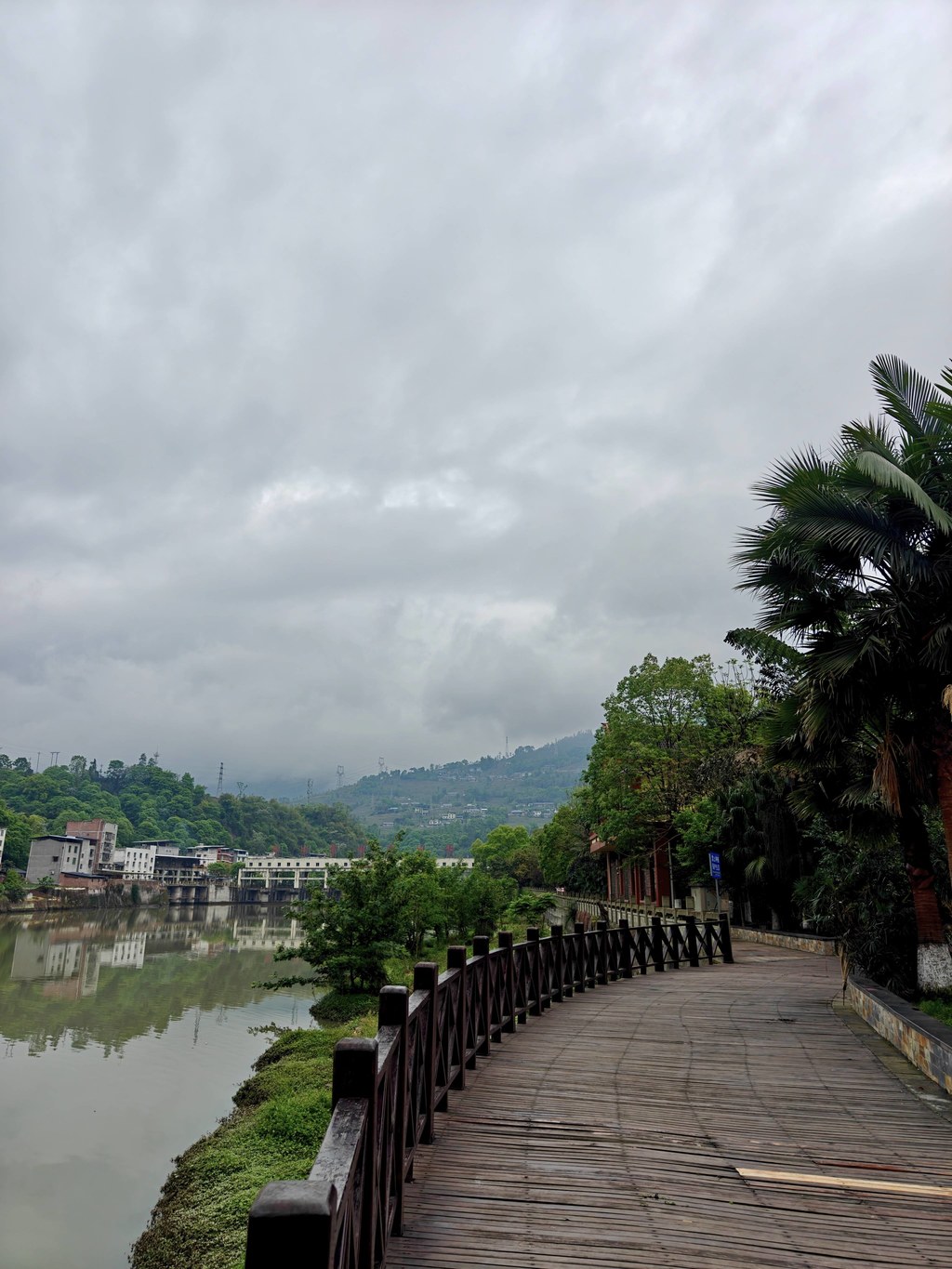 马边熊猫广场：溪畔步道缠山云