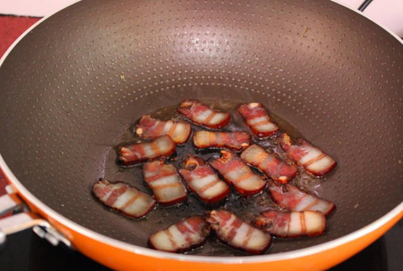 腊肉下锅煸出油.png