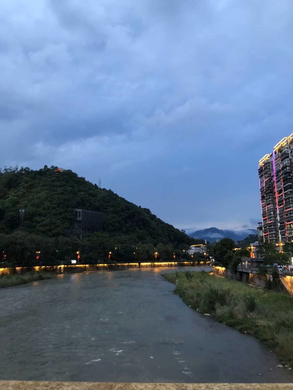 走在马边的街头，才发现小城的浪漫全藏在日常里。晴天的老石桥框着蓝天，枝桠剪影落在桥面上，自带复古滤镜；傍晚的河边，有人钓鱼、有人散步，河水映着远山和云，安静得不像话；菜市场里人声鼎沸，新鲜的蔬菜带着泥土气，这才是最真实的烟火气。滨河步道的木栈道延伸向远方，雾蒙蒙的远山像水墨画，走在上面，连风都慢了下来。不用赶时间，不用跑景点，在马边，随便走走都是舒服的日常。