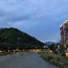 走在马边的街头，才发现小城的浪漫全藏在日常里。晴天的老石桥框着蓝天，枝桠剪影落在桥面上，自带复古滤镜；傍晚的河边，有人钓鱼、有人散步，河水映着远山和云，安静得不像话；菜市场里人声鼎沸，新鲜的蔬菜带着泥土气，这才是最真实的烟火气。滨河步道的木栈道延伸向远方，雾蒙蒙的远山像水墨画，走在上面，连风都慢了下来。不用赶时间，不用跑景点，在马边，随便走走都是舒服的日常。
