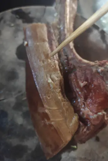腊肉香肠一般煮多久？香肠15分钟腊肉30分钟，筷子一戳就知道