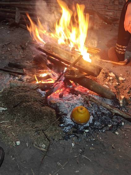 烟火日常:彝家火塘边,一颗橘子在炭火里焖出山野甜暖