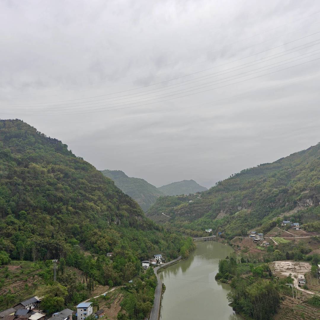 彝乡河谷卧青山｜马边这处村落，被翠岭与江水裹成诗意画卷