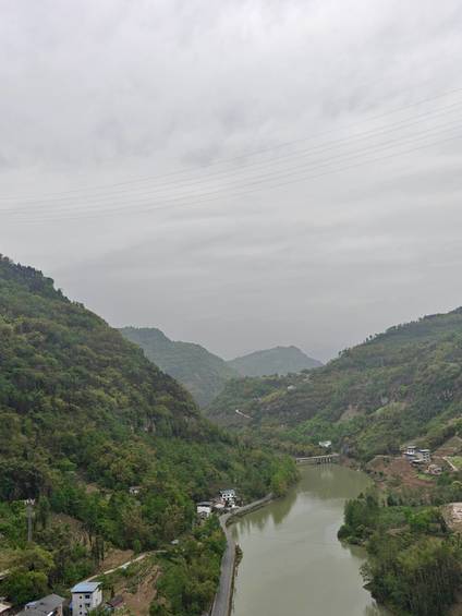 彝乡河谷卧青山|马边这处村落,被翠岭与江水裹成诗意画卷