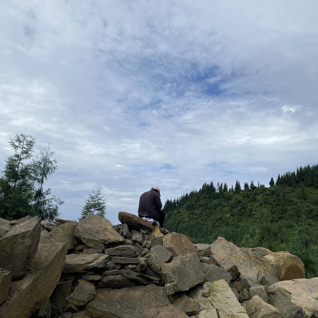 山野闲坐：石堆之上，云伴青山