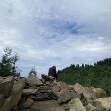 山野闲坐:石堆之上,云伴青山