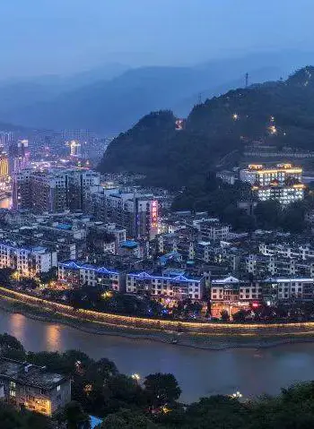 马边彝族自治县旅游真实体验｜小凉山彝族年火把节、高山云雾茶山与坨坨肉在