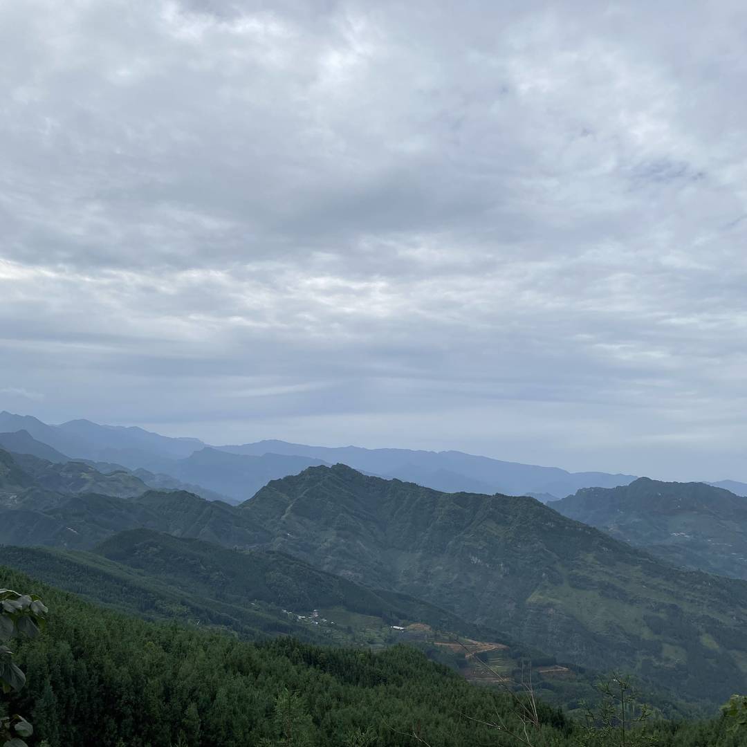 山野闲坐：石堆之上，云伴青山