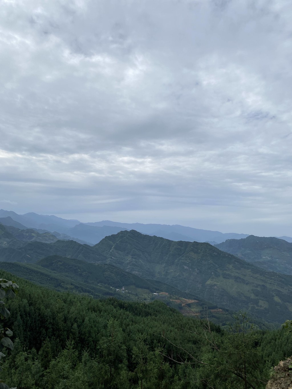 山野闲坐：石堆之上，云伴青山