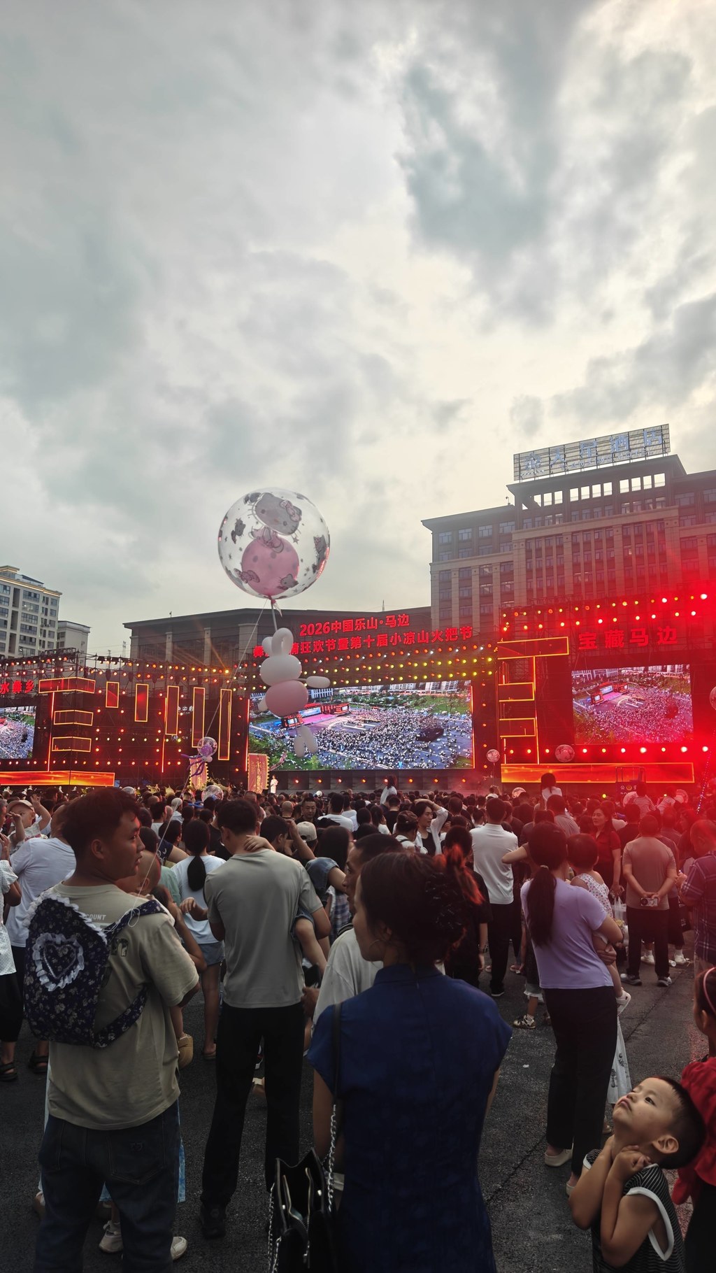 今年马边火把节，全城都热闹起来了。主舞台灯火璀璨，广场上人山人海，美食街摊位一家挨着一家，街上到处都是往来的人群。远山做背景，满城灯火，烟火气扑面而来。这是属于小凉山独有的狂欢，本地人相聚，远方的朋友也奔赴而来。来过马边火把节的朋友，来说说现场感受。