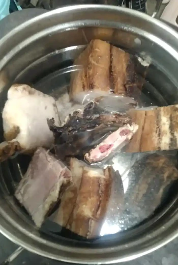 腊肉炒菜前用煮一下吗？烟熏腊肉家常预处理正确方法