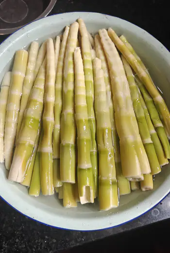 春笋炒腊肉鲜香做法｜家常简单不发涩、超入味