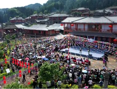 马边玛瑙苗寨游玩攻略｜云上苗岭自驾路线、花山节体验与周边烟峰彝寨打卡推