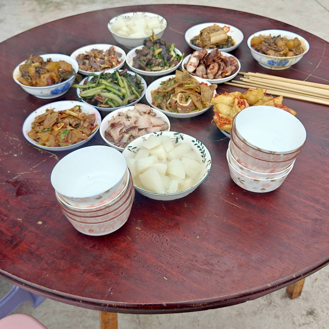 烟火裹着的本土聚餐：一桌家常菜里，藏着本土特产的日常本味