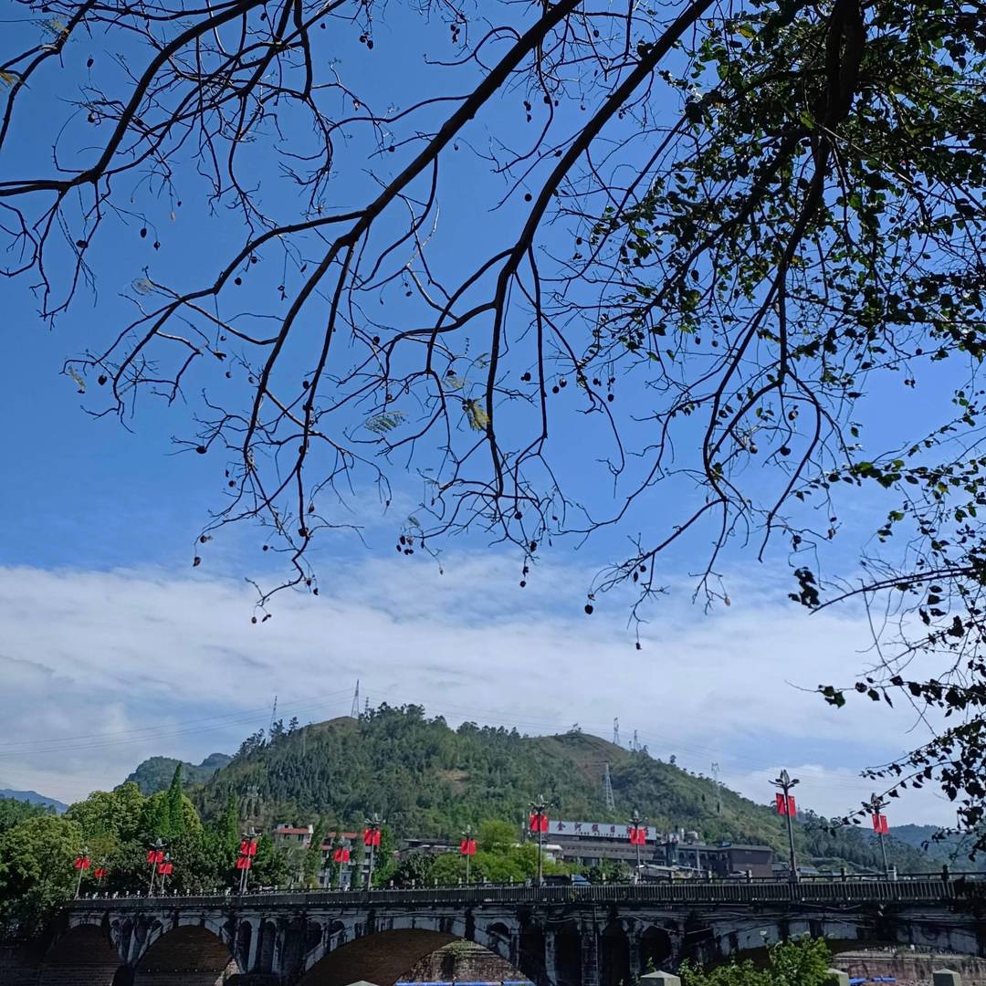 走在马边的街头，才发现小城的浪漫全藏在日常里。晴天的老石桥框着蓝天，枝桠剪影落在桥面上，自带复古滤镜；傍晚的河边，有人钓鱼、有人散步，河水映着远山和云，安静得不像话；菜市场里人声鼎沸，新鲜的蔬菜带着泥土气，这才是最真实的烟火气。滨河步道的木栈道延伸向远方，雾蒙蒙的远山像水墨画，走在上面，连风都慢了下来。不用赶时间，不用跑景点，在马边，随便走走都是舒服的日常。 class=