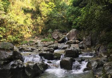山间溪流