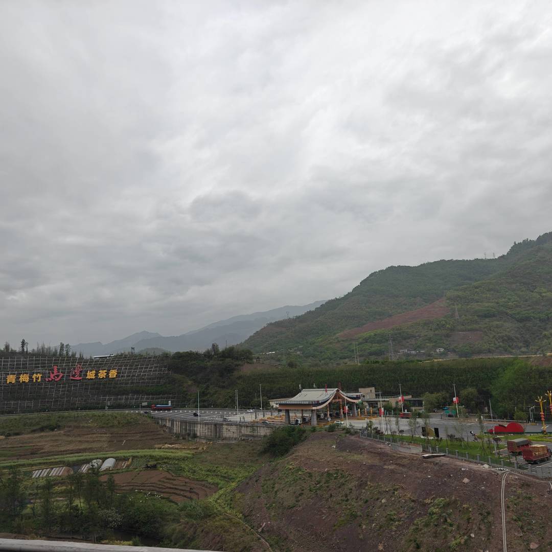 彝乡河谷卧青山｜马边这处村落，被翠岭与江水裹成诗意画卷