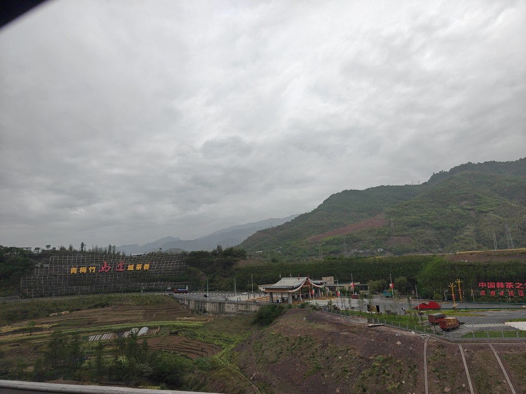 彝乡河谷卧青山｜马边这处村落，被翠岭与江水裹成诗意画卷