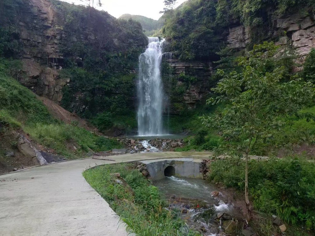 谁懂啊！在马边的夏天，一半的快乐是青梅和李子给的，另一半是山野瀑布给的！刚摘的青梅带着山风的凉意，青中带黄的果子硬邦邦的，看着就酸得流口水，拿来泡酒、做脆梅简直绝了；山里的瀑布藏在峡谷里，一靠近就是扑面而来的水汽，夏天来这里待上十分钟，比吹空调还舒服。一边是酸甜脆爽的山野果子，一边是清清凉凉的山涧瀑布，这才是马边夏天该有的样子啊