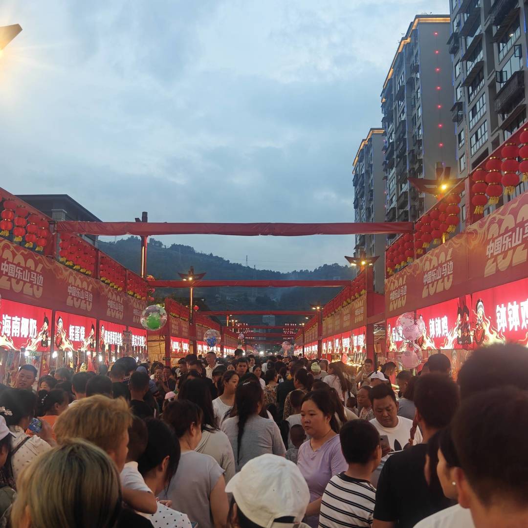 今年马边火把节，全城都热闹起来了。主舞台灯火璀璨，广场上人山人海，美食街摊位一家挨着一家，街上到处都是往来的人群。远山做背景，满城灯火，烟火气扑面而来。这是属于小凉山独有的狂欢，本地人相聚，远方的朋友也奔赴而来。来过马边火把节的朋友，来说说现场感受。 class=
