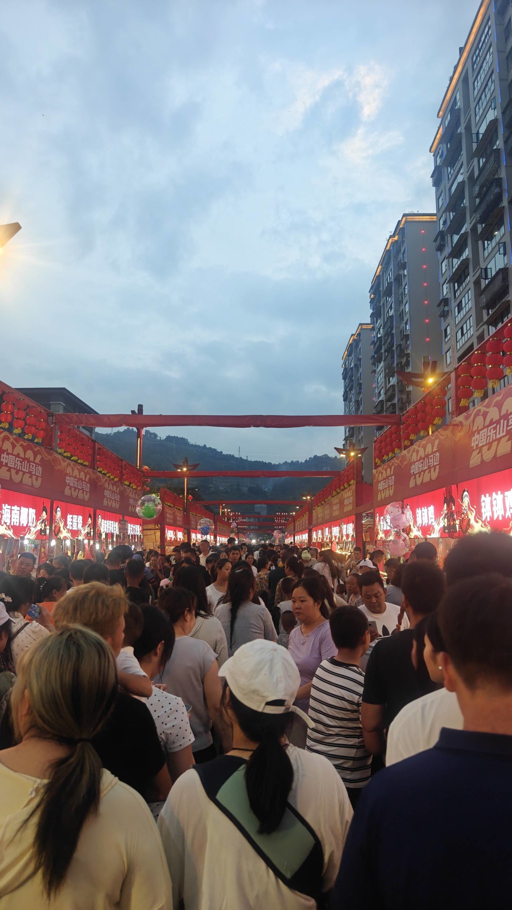 今年马边火把节，全城都热闹起来了。主舞台灯火璀璨，广场上人山人海，美食街摊位一家挨着一家，街上到处都是往来的人群。远山做背景，满城灯火，烟火气扑面而来。这是属于小凉山独有的狂欢，本地人相聚，远方的朋友也奔赴而来。来过马边火把节的朋友，来说说现场感受。