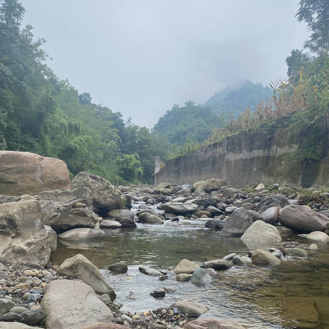 雾笼马边溪谷：清川穿石，山翠裹轻烟