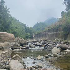 雾笼马边溪谷：清川穿石，山翠裹轻烟