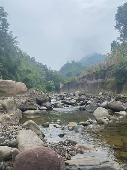 雾笼马边溪谷:清川穿石,山翠裹轻烟