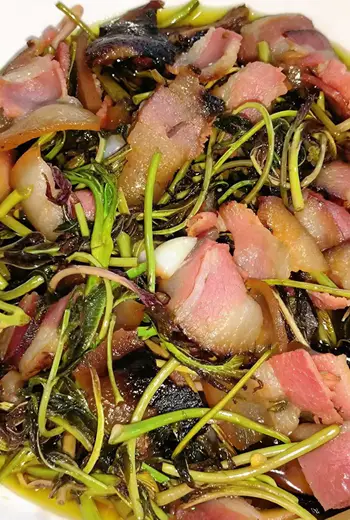 椿芽炒腊肉：藏在烟火里的春日情书